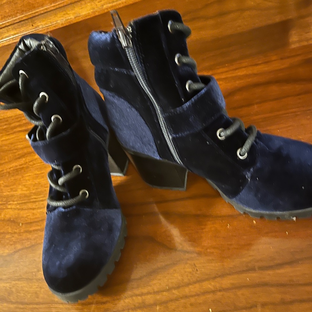 Navy blue velvet lace upper with a buckle and side zipper. Rubber sole.